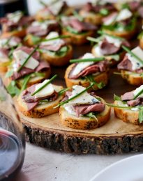 Beef Blue Cheese Crostini Bites l SimplyScratch.com #leftover #beef #tenderloin #recipe #appetizer #holiday #bluecheese #bread #crostini