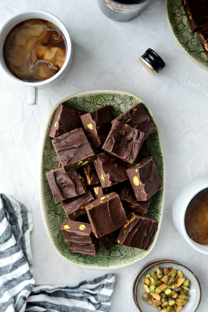 Bailey's Chocolate Pistacho Fudge l SimplyScratch.com #stpatricksday #baileys #irishcream #liqueur #chocolate #fudge #quick