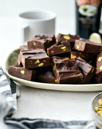 Bailey's Chocolate Pistacho Fudge l SimplyScratch.com #stpatricksday #baileys #irishcream #liqueur #chocolate #fudge #quick