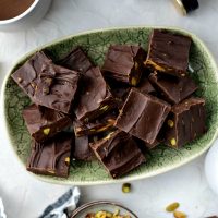 Bailey's Chocolate Pistacho Fudge l SimplyScratch.com #stpatricksday #baileys #irishcream #liqueur #chocolate #fudge #quick