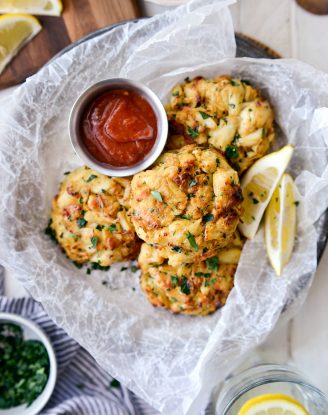 Crispy Baked Maryland Crab Cakes l SimplyScratch.com #lumpcrab #seafood #crabcakes #bluecrab #lunch #tartarsauce #homemade #healthy