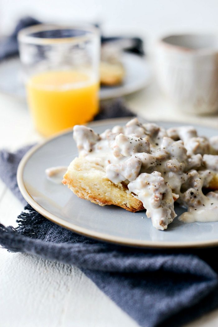 kalkkuna Aamiaismakkarakastike l SimplyScratch.com #turkey #sausage #breakfast #gravy #homemade #easy # Brunssi