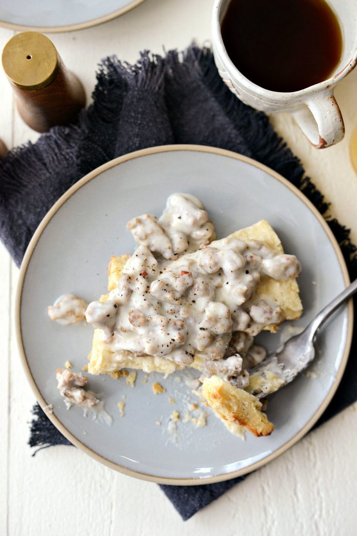 Tyrkia Frokost Sausage Gravy L SimplyScratch.com # tyrkia #pølse # frokost # saus # hjemmelaget # lett # brunsj 