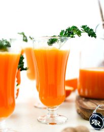 Carrot Orange Mimosa l SimplyScratch.com #easter #brunch #spring #adultbeverage #carrot #orange #champagne #prosecco #sparklingwine #mimosa