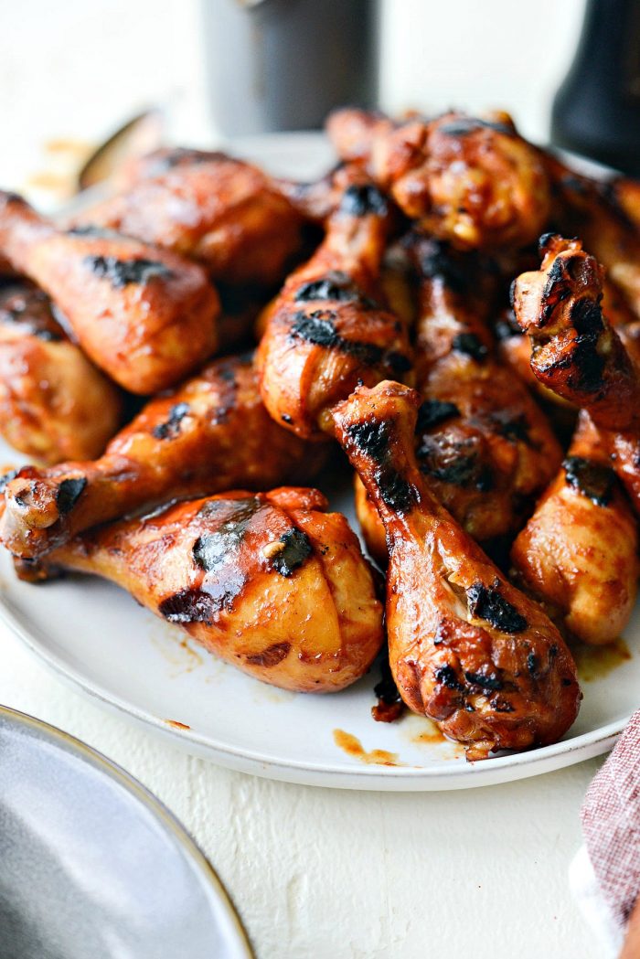 white tables with platter of easy bbq chicken drumsticks