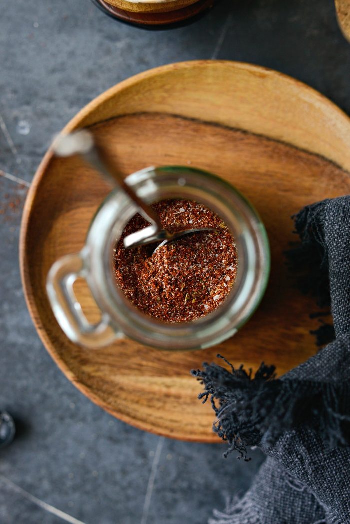 seasoning fully mixed in glass jar