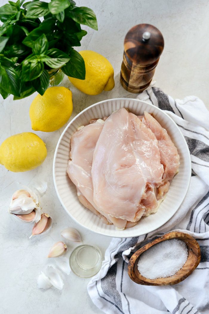 Ingredientes de pollo a la parrilla con limón y albahaca.