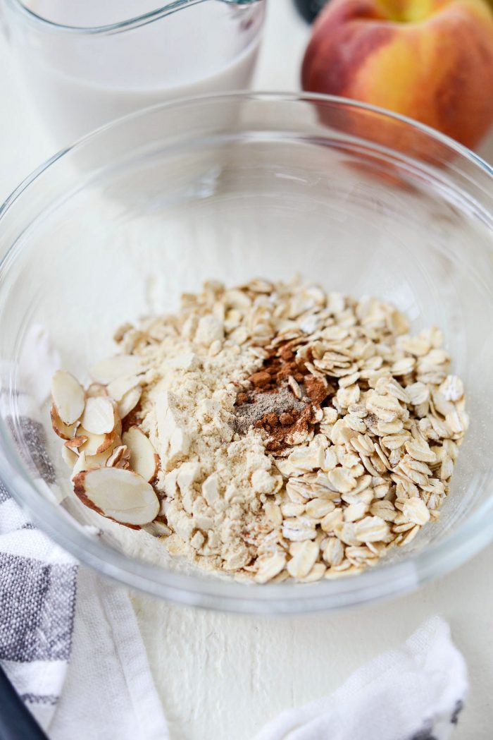 oats, spices and almonds in a glass bowl