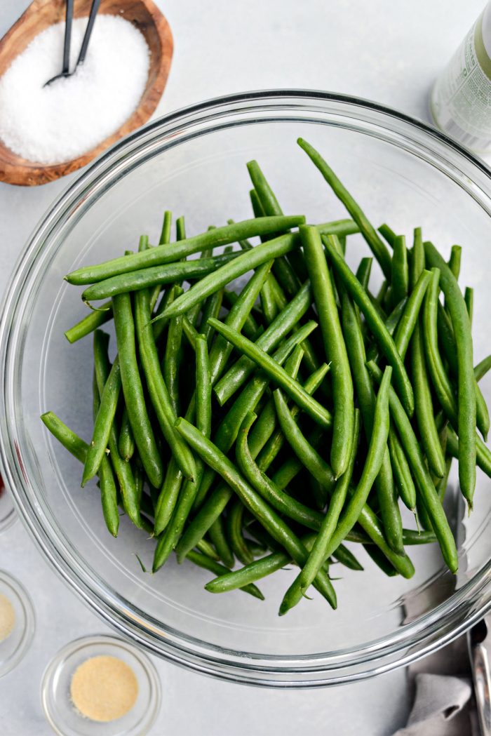 trimmed green beans in a glass bowl.