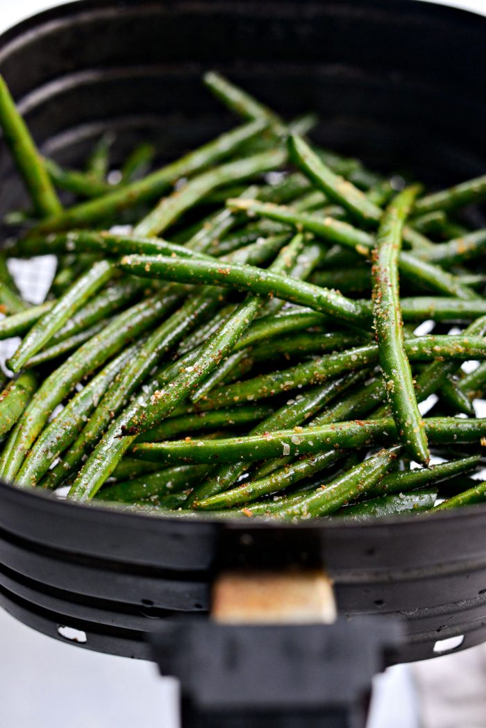 seasoned green beans in air fryer basket