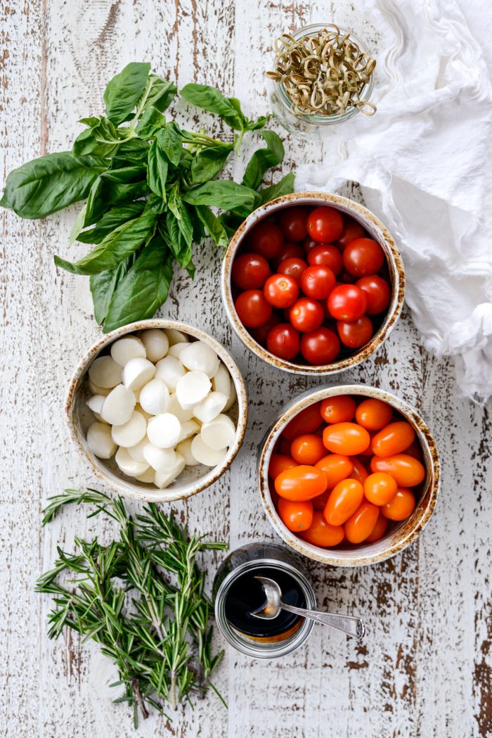 Holiday Caprese Wreath ingredients.