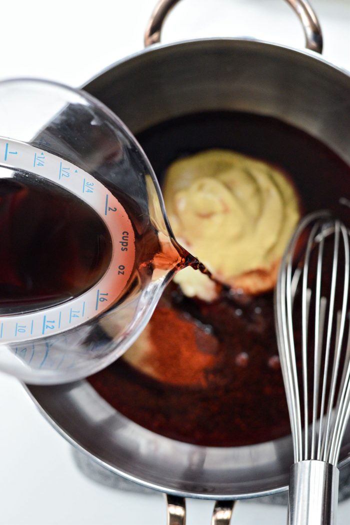 pouring remaining pom juice into pan.