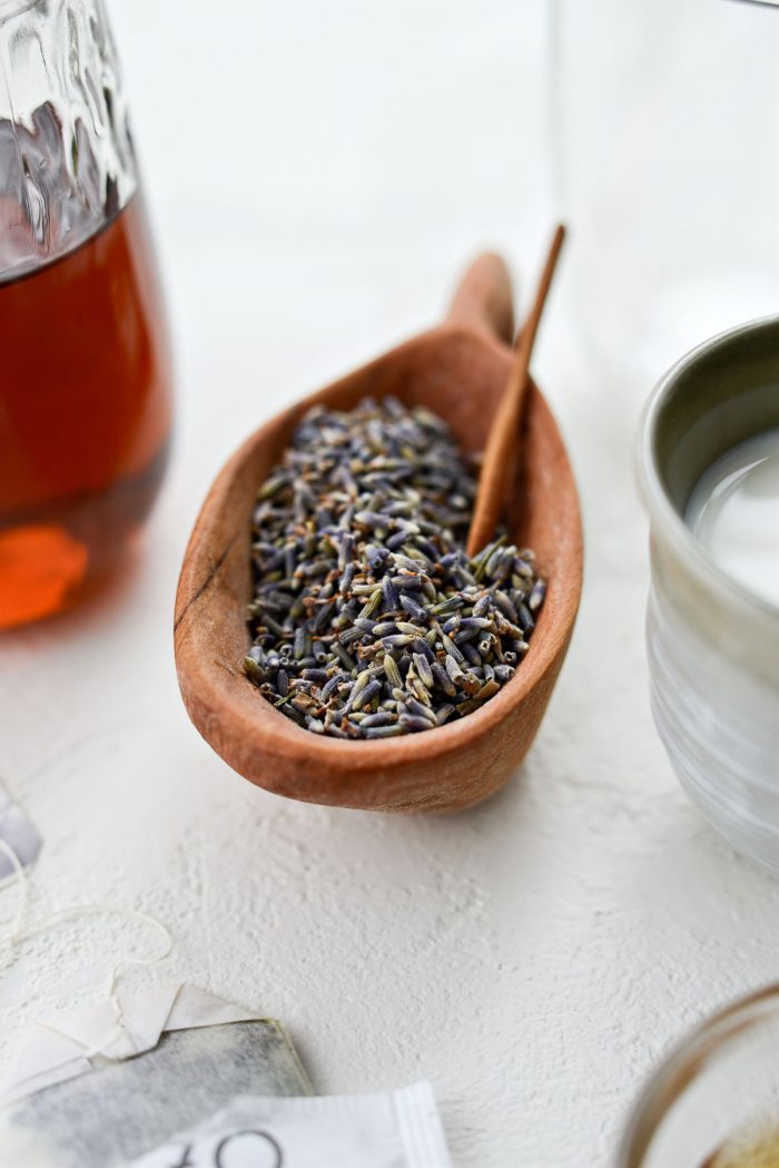 driedculinary lavender in a wooden bowl