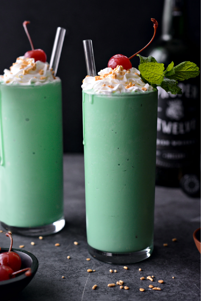 Boozy Shamrock Shake l Recipes to Make On St. Patrick's Day