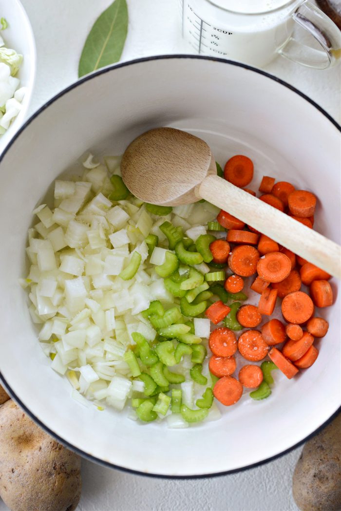 saltear la cebolla, las zanahorias y el apio en aceite de oliva 