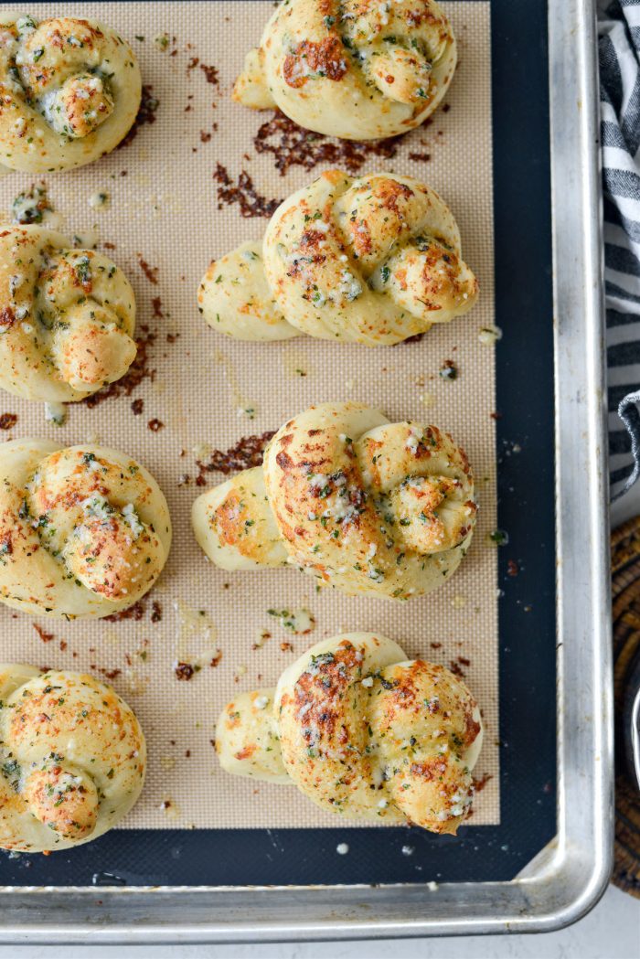 Easy Homemade Garlic Herb Knots 