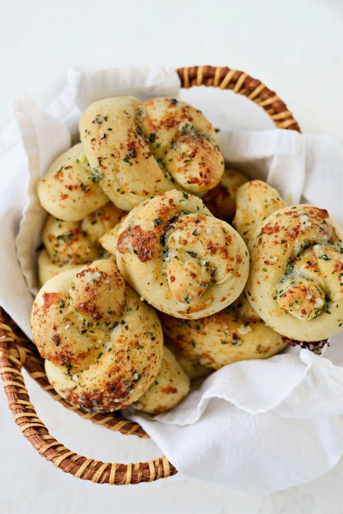 Easy Homemade Garlic Herb Knots 