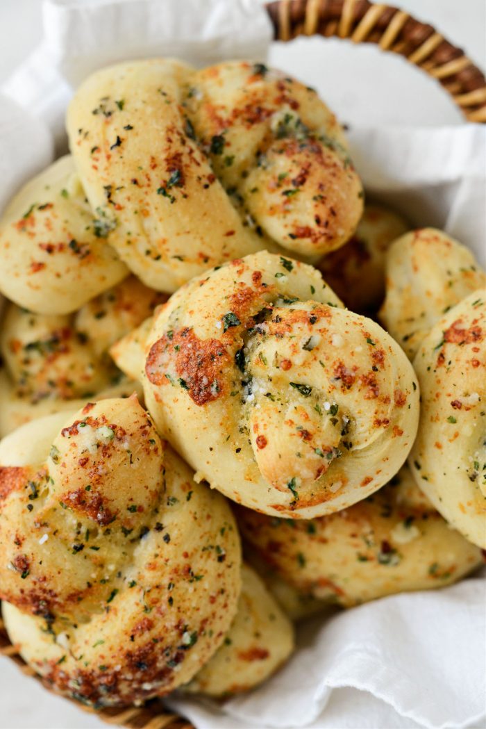 Easy Homemade Garlic Herb Knots 