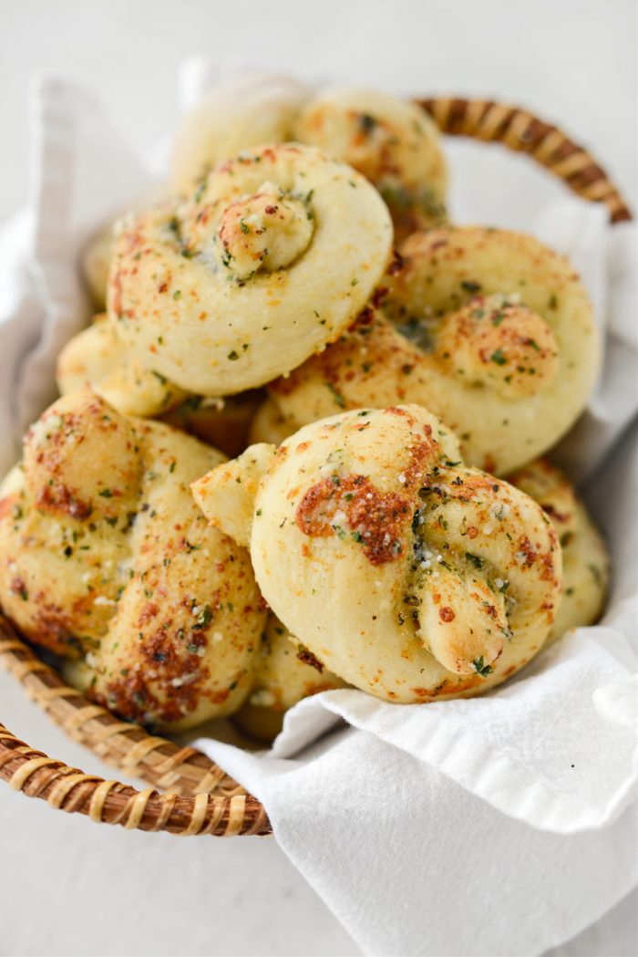 Easy Homemade Garlic Herb Knots 