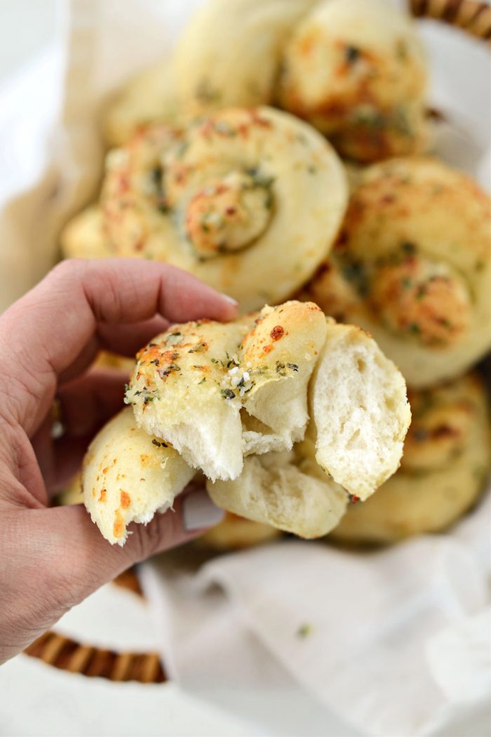 Easy Homemade Garlic Herb Knots 