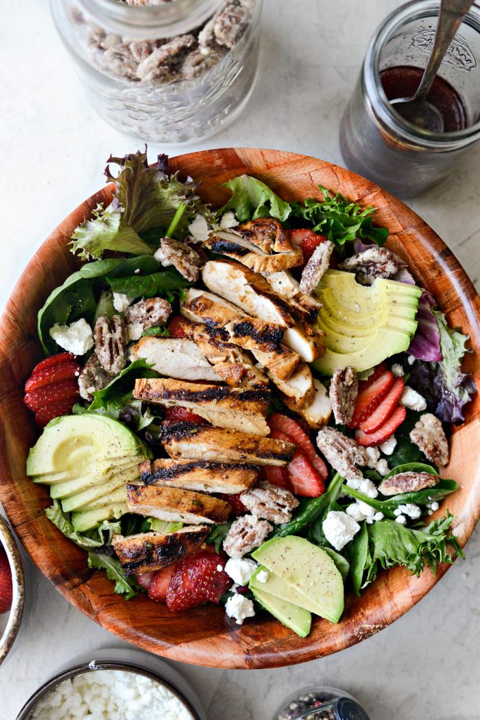 cubra con pollo a la parrilla y nueces confitadas