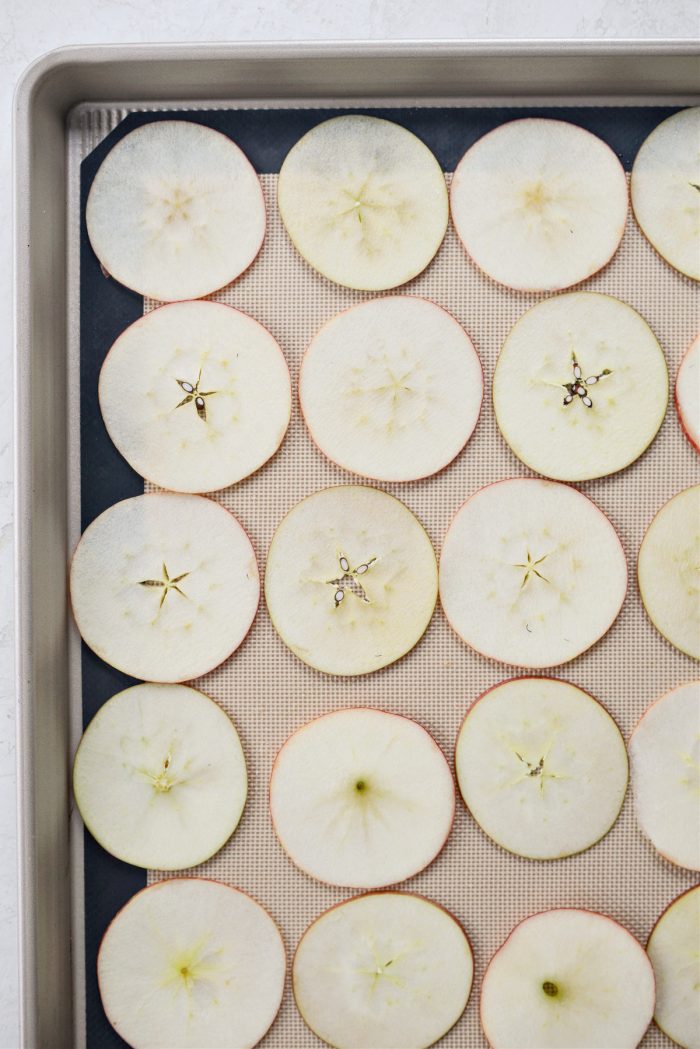 arrange apple slices