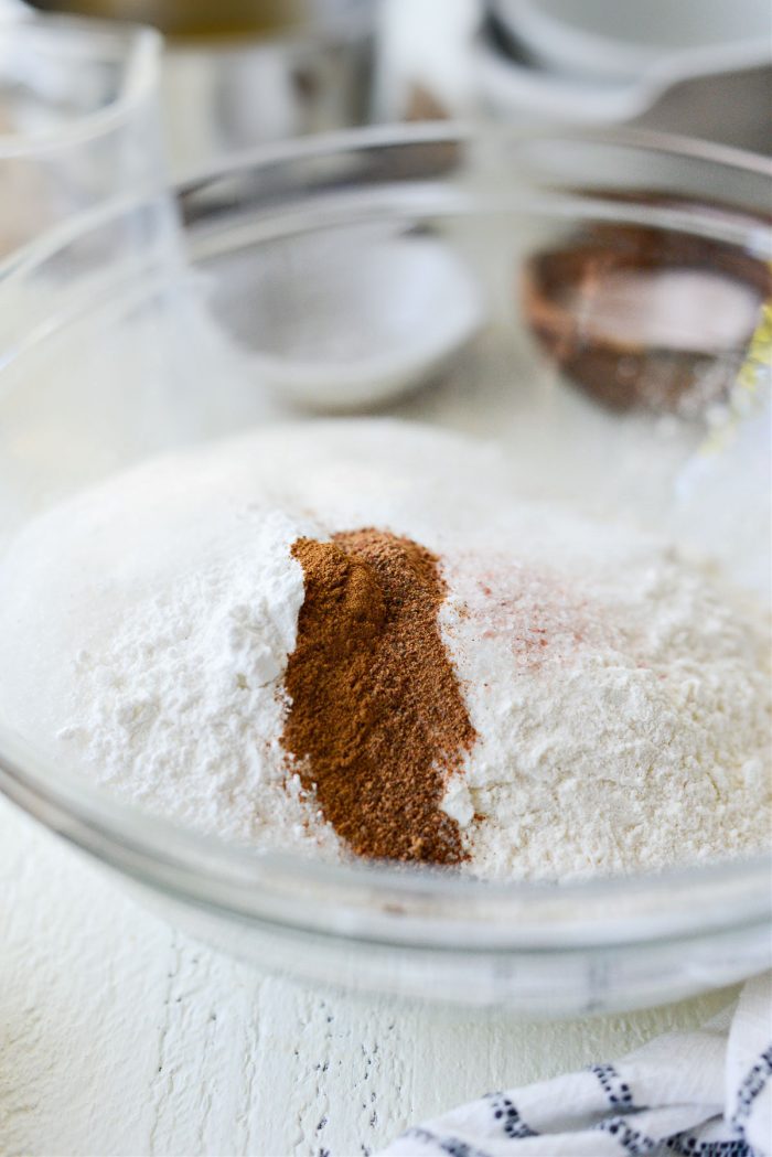 flour, sugar, baking powder, cinnamon nutmeg and fine salt in a bowl