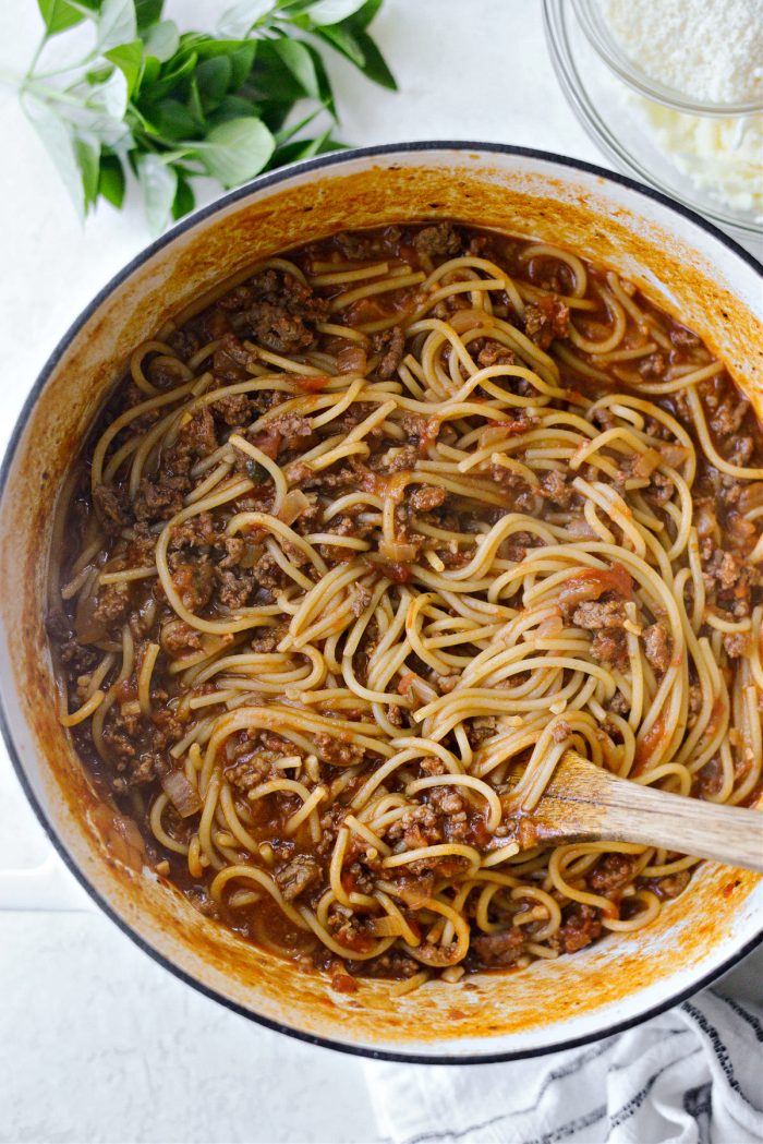 cooked spaghetti in sauce