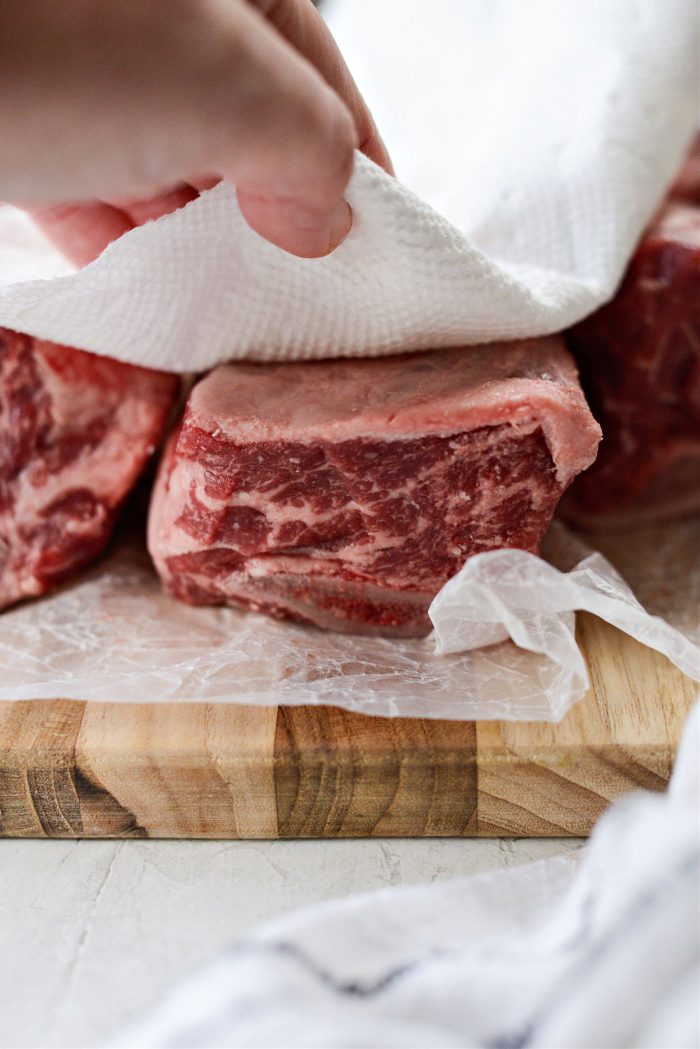 patting short ribs with paper towel