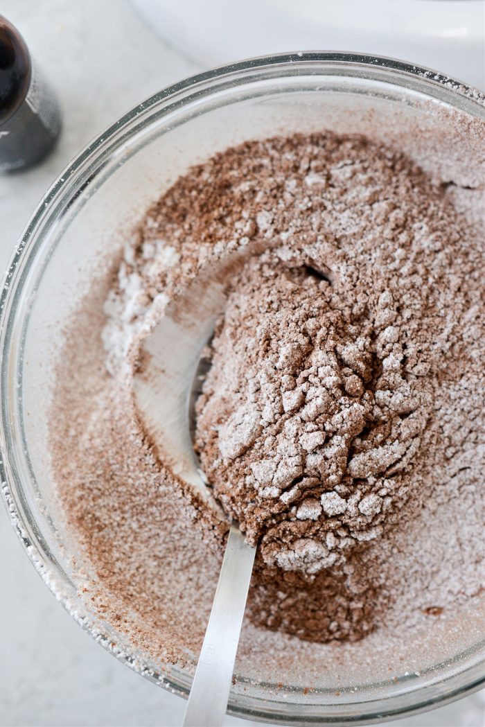 spoonful of sifted powdered sugar and cocoa