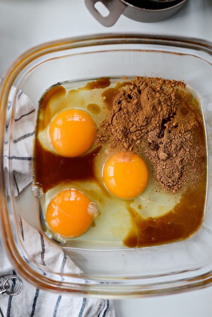 agregue los huevos, la vainilla, la canela y la nuez moscada en un plato hondo