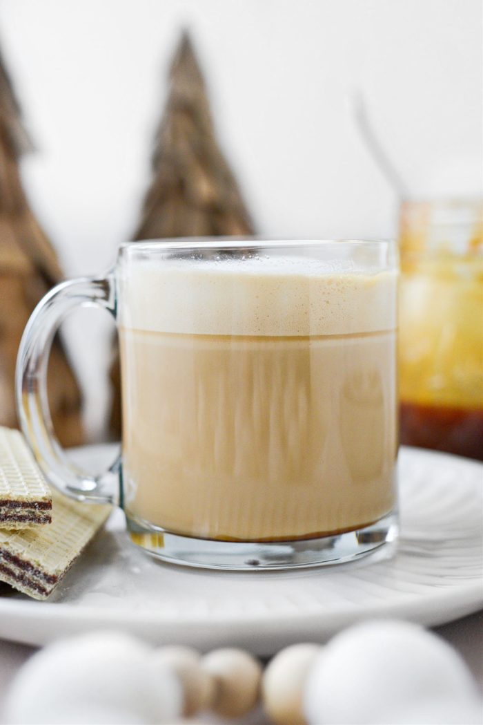 xícara com café expresso, caramelo e espuma de leite