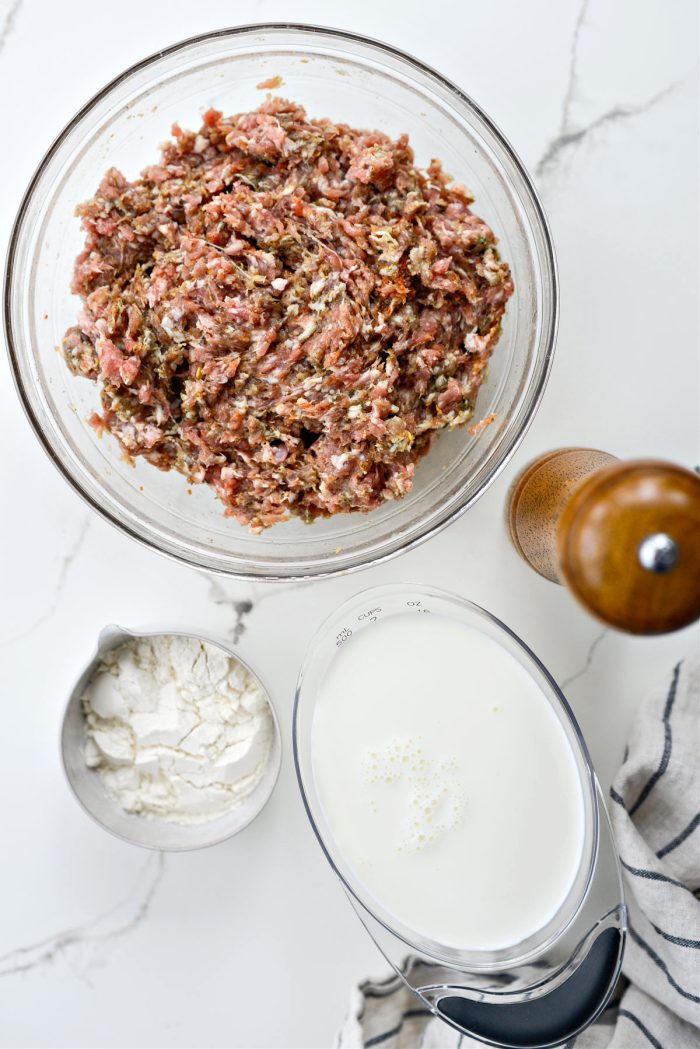 Ingredients for homemade spicy breakfast sausage sauce