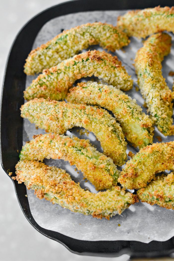 papas fritas crujientes al aire libre con aguacate