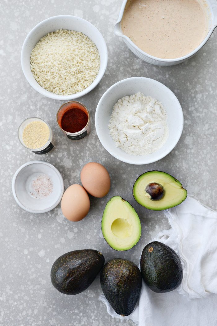 papas fritas con aguacate en la freidora