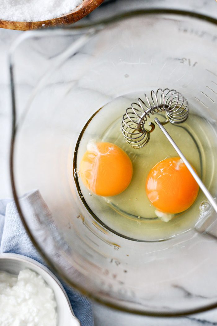 Crack 2 eggs into a bowl