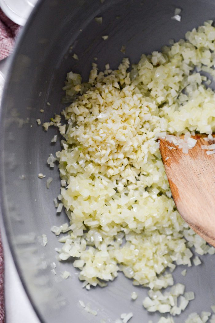 add garlic to sauteed onions