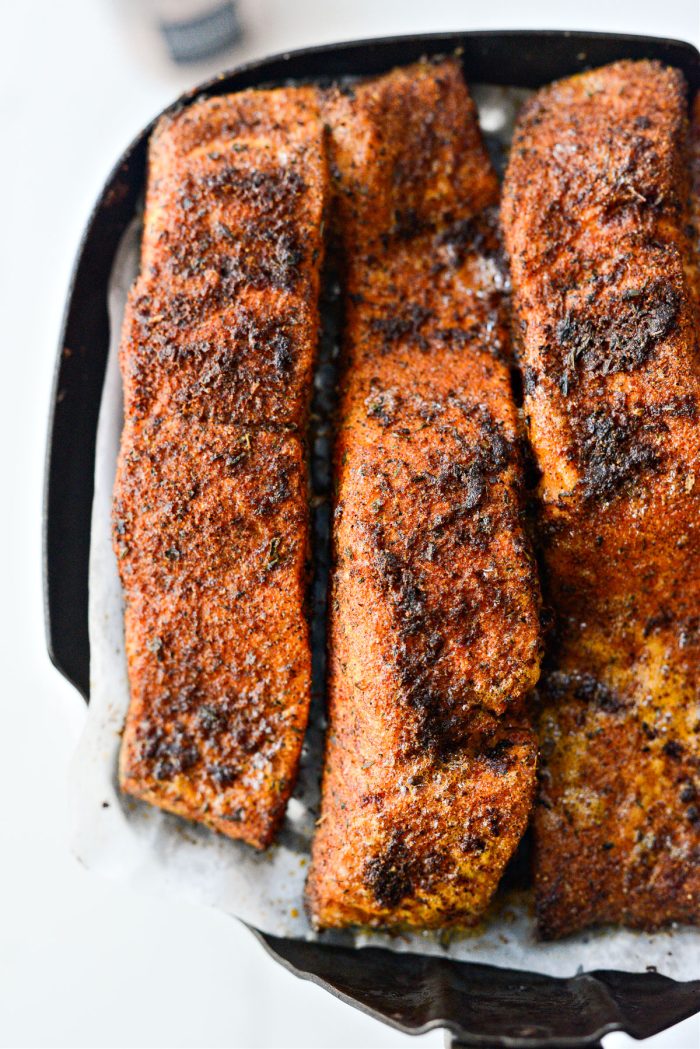 salmón ennegrecido frito al aire 