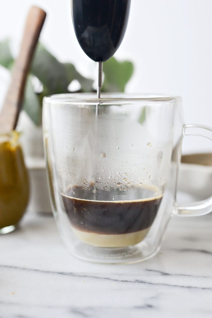 prepare o vierta un trago de espresso caliente.