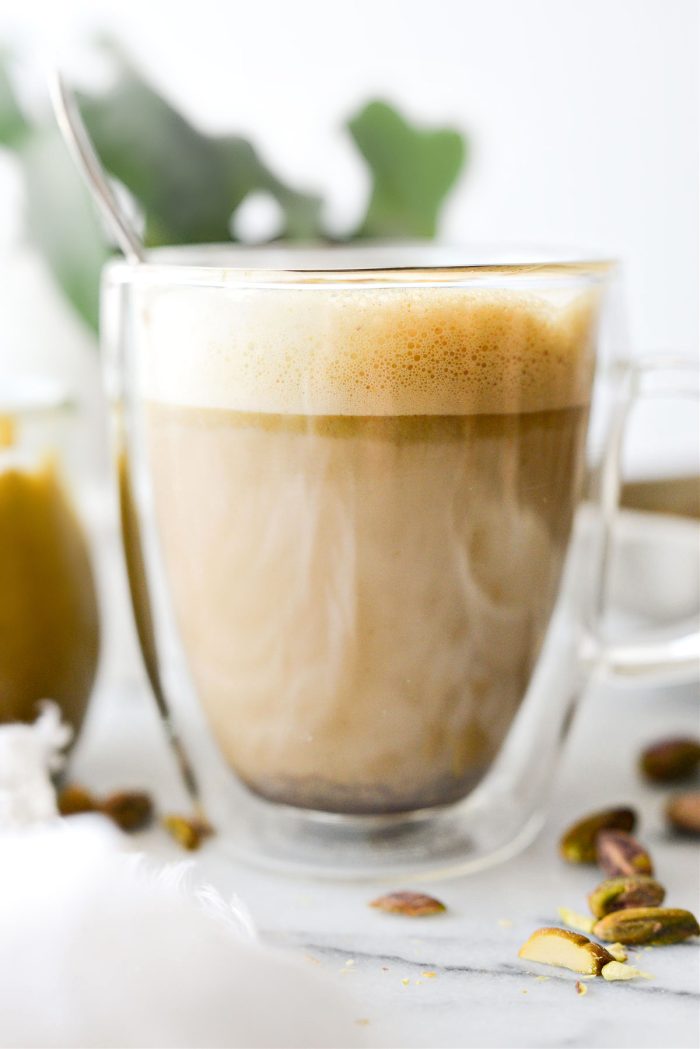 Latte casero de leche de avena y pistacho
