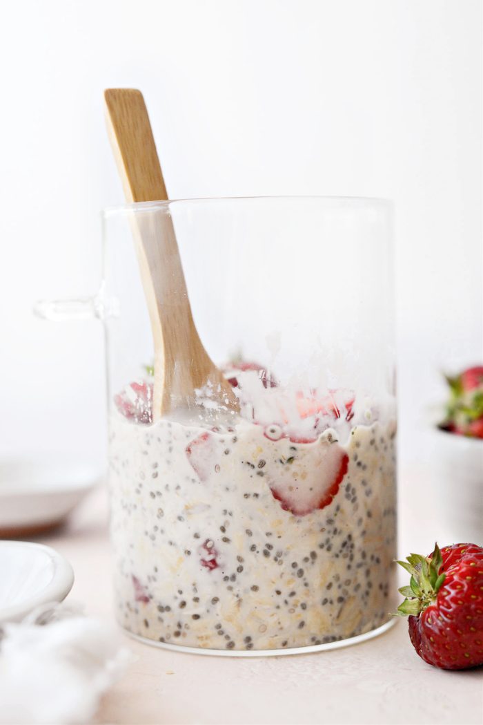 Fresas y crema de avena durante la noche