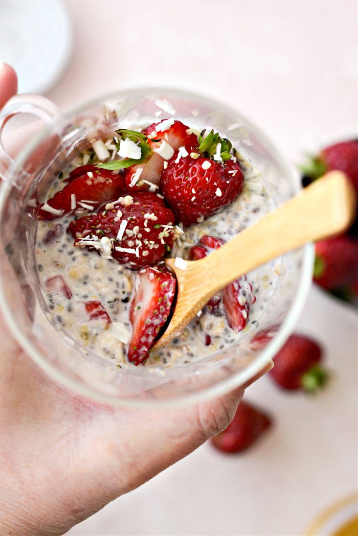 Fresas y crema de avena durante la noche