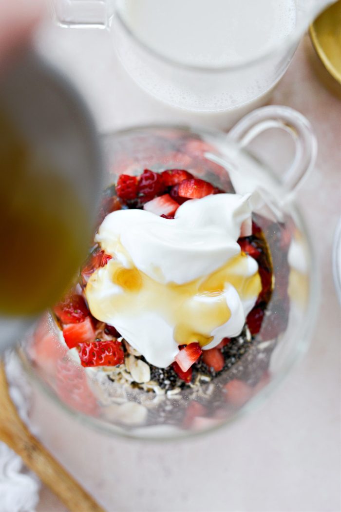 agregue yogur de vainilla y jarabe de arce