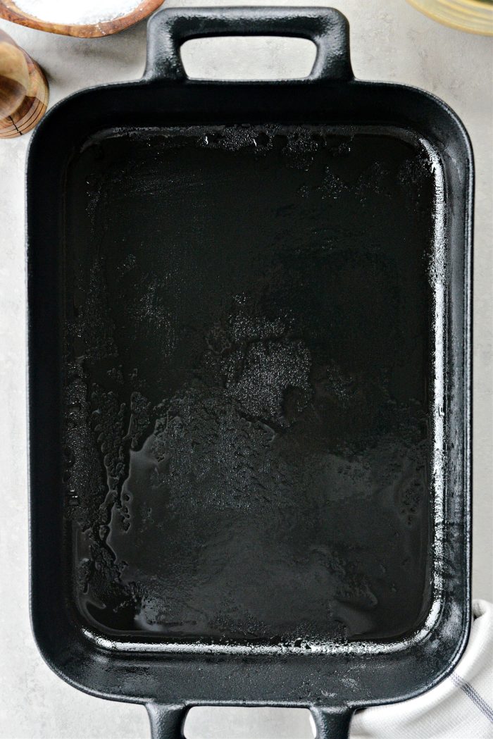 lightly grease 9x13 baking dish