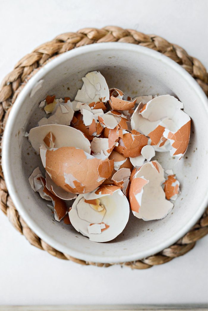 cáscaras de huevo en un tazón