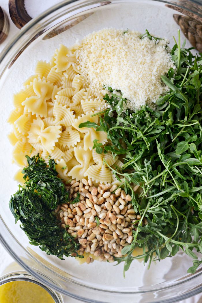 Agregue los ingredientes preparados para la ensalada de pasta en un tazón para mezclar.