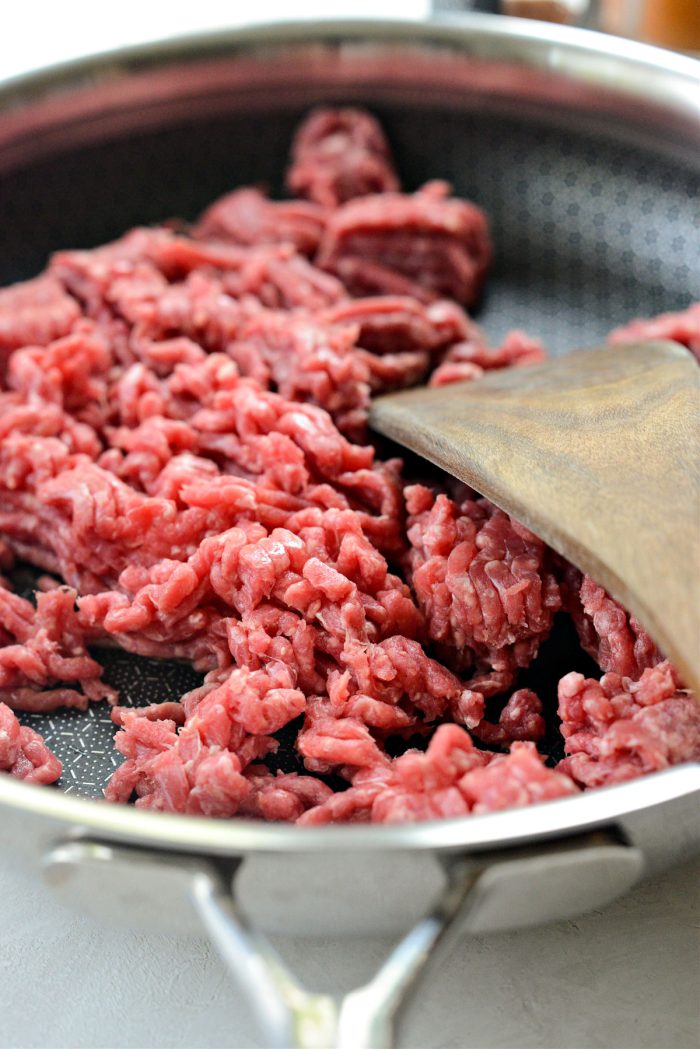  cook lean ground beef in skillet