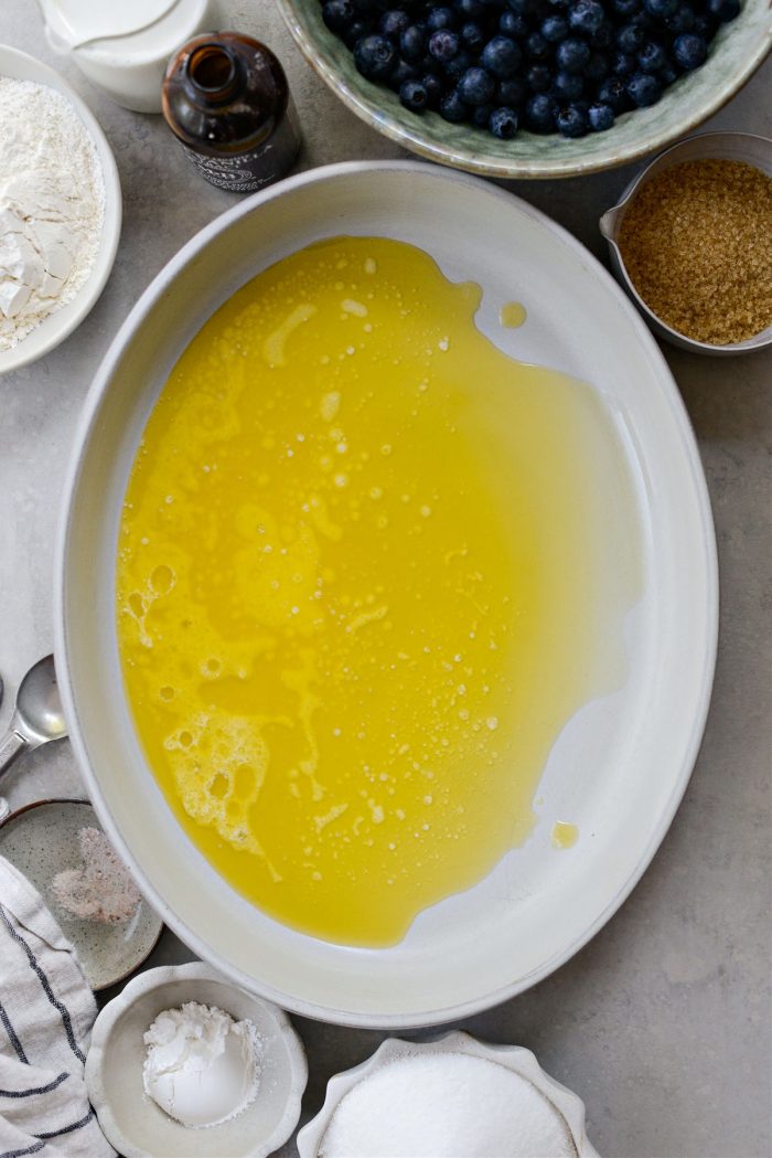 Mantequilla sin sal derretida en una fuente para hornear
