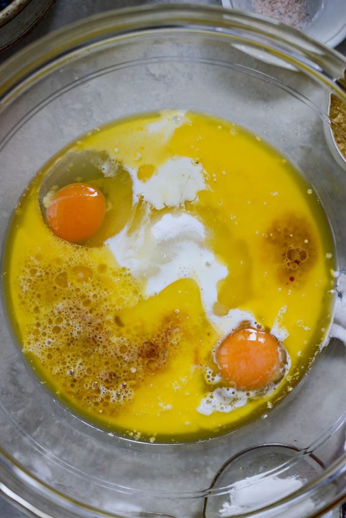 mantequilla derretida, azúcar, huevos, leche y extracto de vainilla en un bol