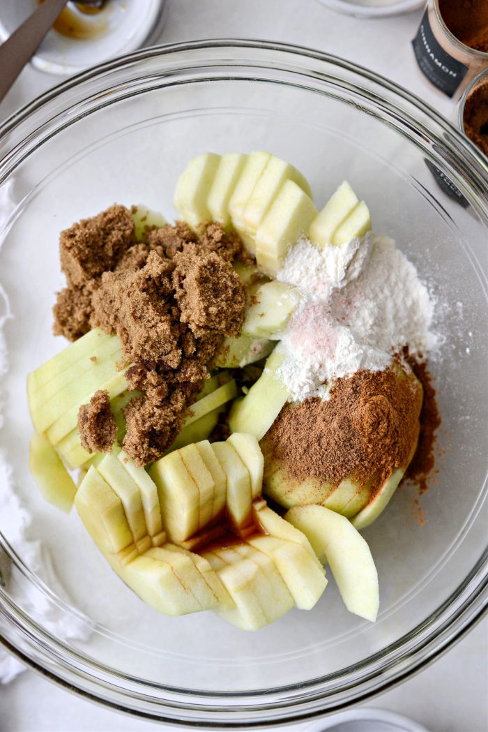 add lemon juice, maple syrup, brown sugar, flour, cinnamon, nutmeg, salt to the apples.